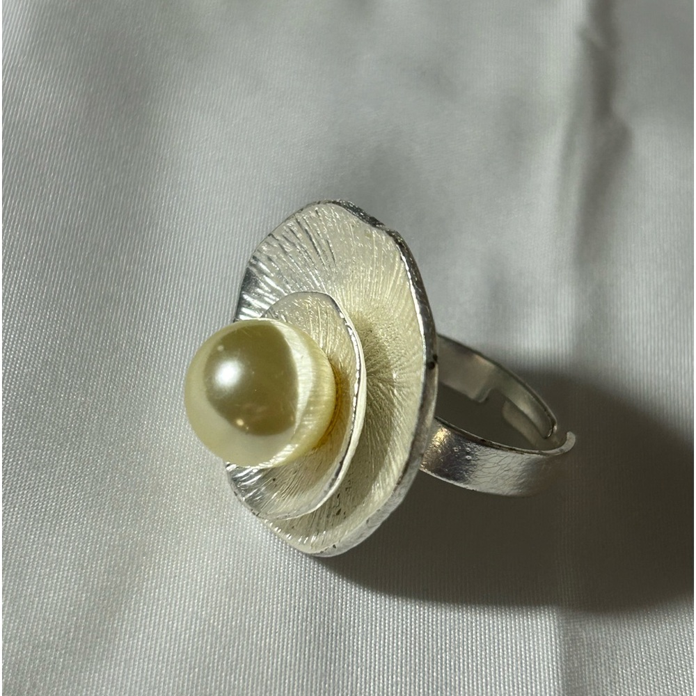 Pearl-Center Flower Ring